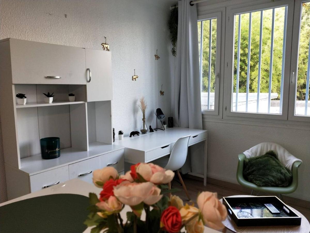Studio Near Parking With Wifi Center Apartamento